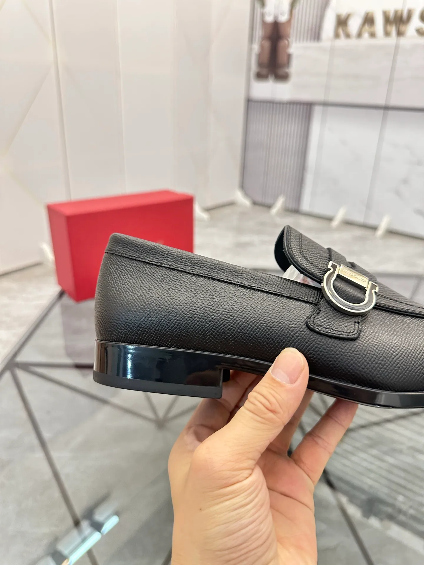 Men's shoes: 💰P640¥ High-end quality Product trademark: Ferragamo* "Ferragamo*" leather shoes Regular size: 38-44 (can be customized to 45.46.) Product materials: imported first-layer cowhide leather upper, cowhide lining, original outsole. Number: 688